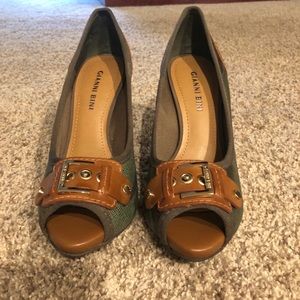 New Gianni Bini green army military peep toe pumps